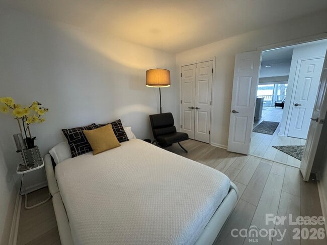 Building Photo - 368 Northwest Dr