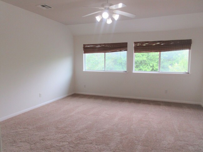 Building Photo - Large 4-bedroom with Office in the Estates...