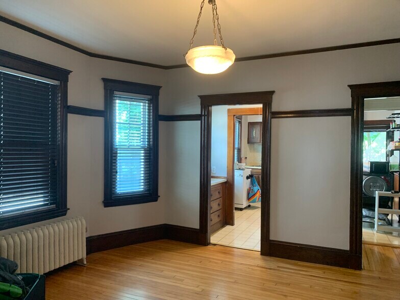 Building Photo - 214 Maplewood St