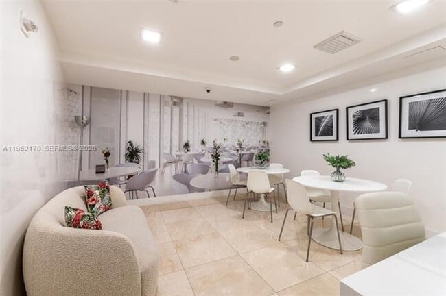 Building Photo - 15901 Collins Ave