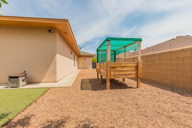 Building Photo - Beautiful Home in the Golf Course Area