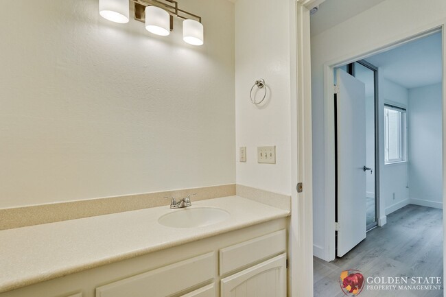 Building Photo - Spacious 2-Bedroom, 2-Bath Townhome in Pri...