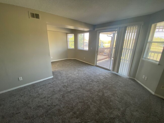 Building Photo - Large 2 bed 1 bath Top Floor Condo