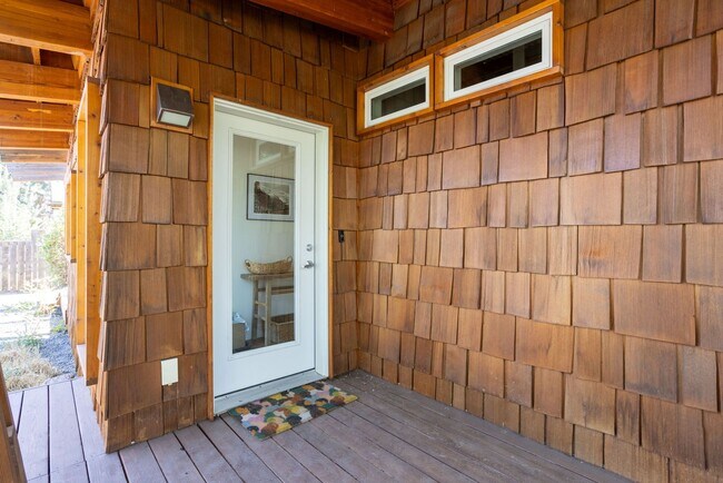 Building Photo - Furnished 2 Bed 2 Bath on Bend's Westside