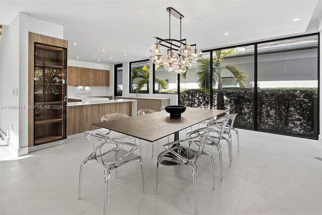 Building Photo - 620 Solar Isle Dr