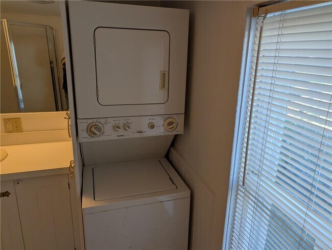 Building Photo - 25 Waterway