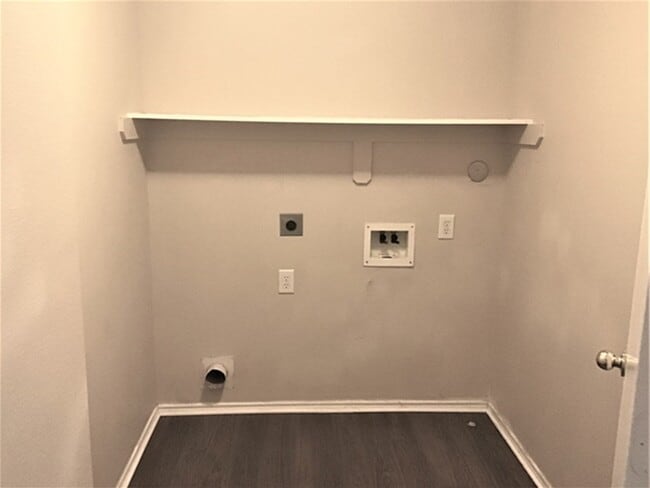 Building Photo - 9530 Belleclaire Ln