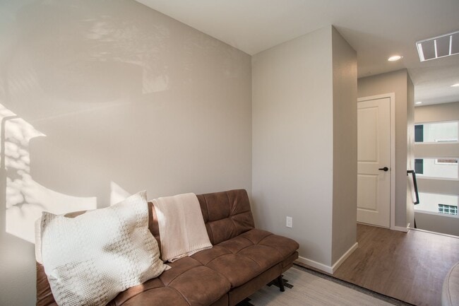 Building Photo - Immediate Move In Available!