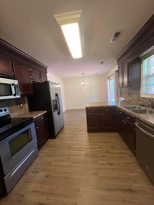 Building Photo - 3290 Valencia Dr