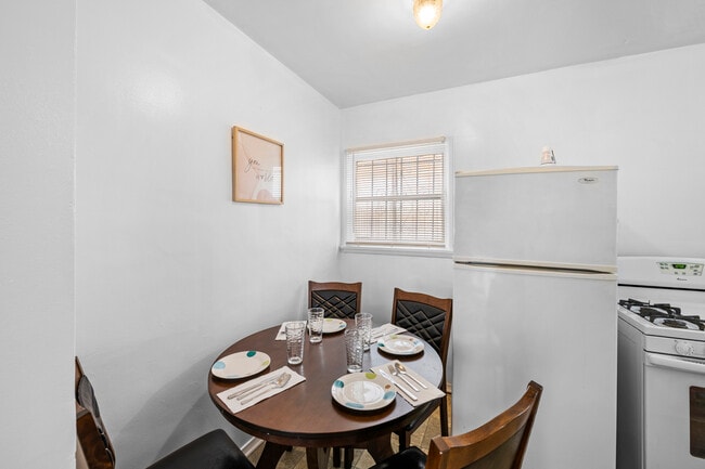 Kitchen sitting area - 11053 Venice Blvd