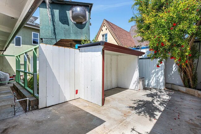 Building Photo - Vintage Beach Bungalow
