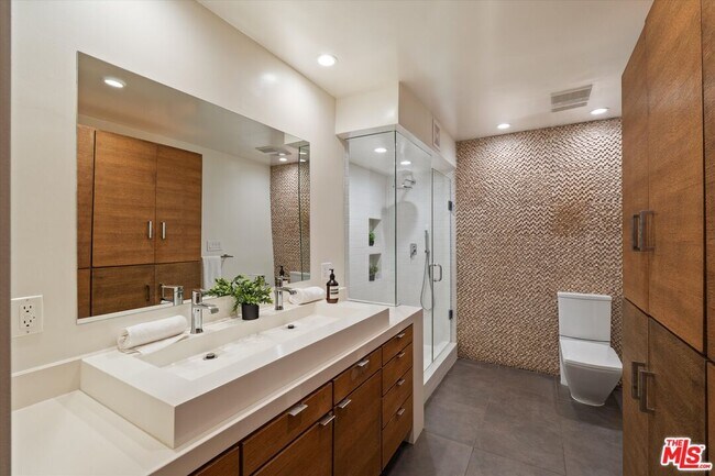 Building Photo - 850 Kings Rd