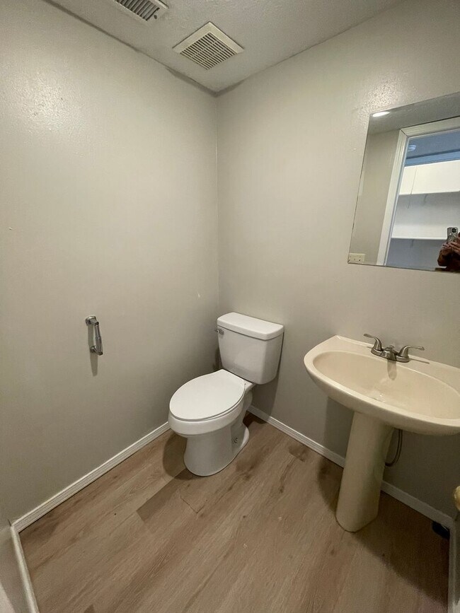 Building Photo - 531-B N Oak Grove Ave