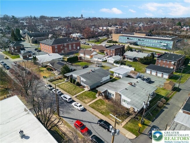 Building Photo - 732 N St Lucas St