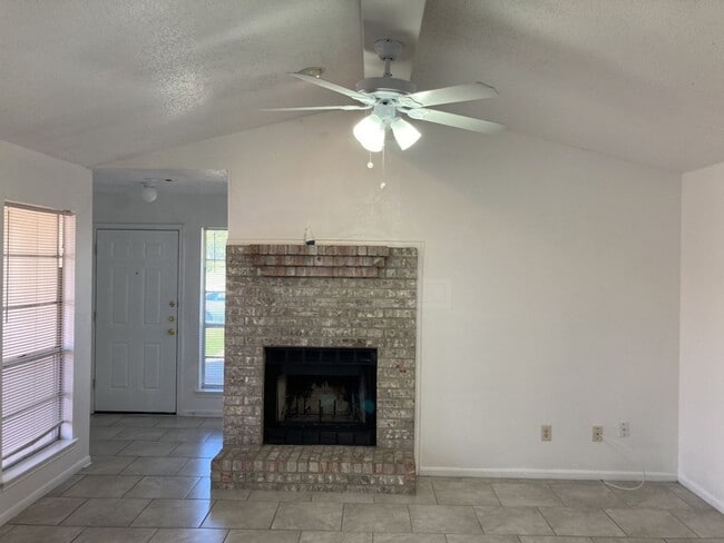 Building Photo - 2405 Bermuda Dr