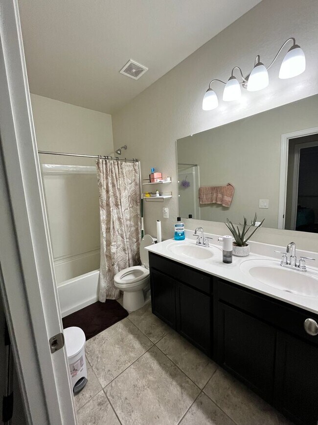 Building Photo - 4 Bedroom 2.5 Bathroom 2 Story Single Family Home