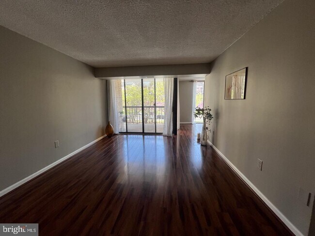 Building Photo - 4500 S Four Mile Run Dr