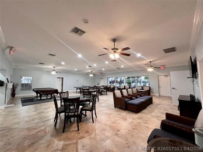 Building Photo - 6475 Bay Club Dr
