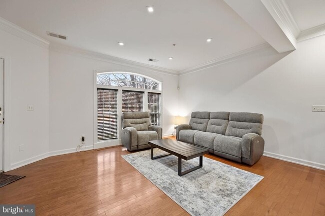 Building Photo - 589 Odendhal Ave