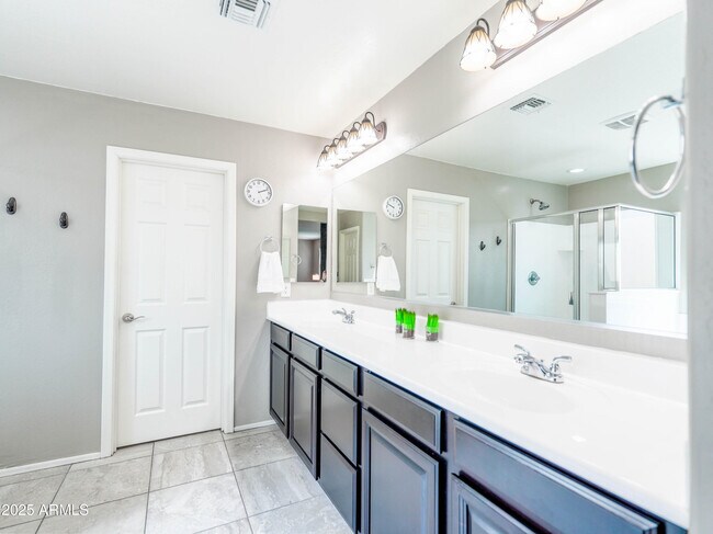 Building Photo - 761 W Desert Hollow Dr