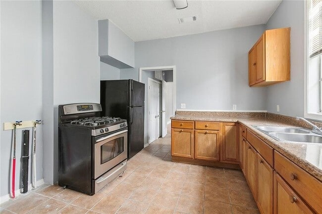 Building Photo - 8927 Hickory St