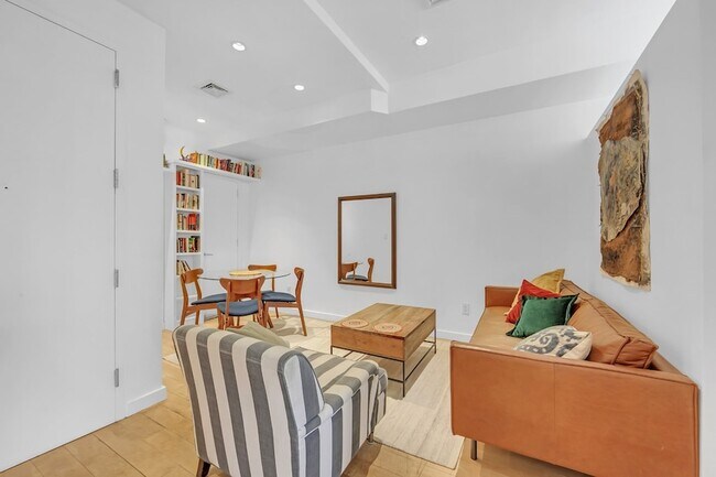 Building Photo - 140 Scholes St