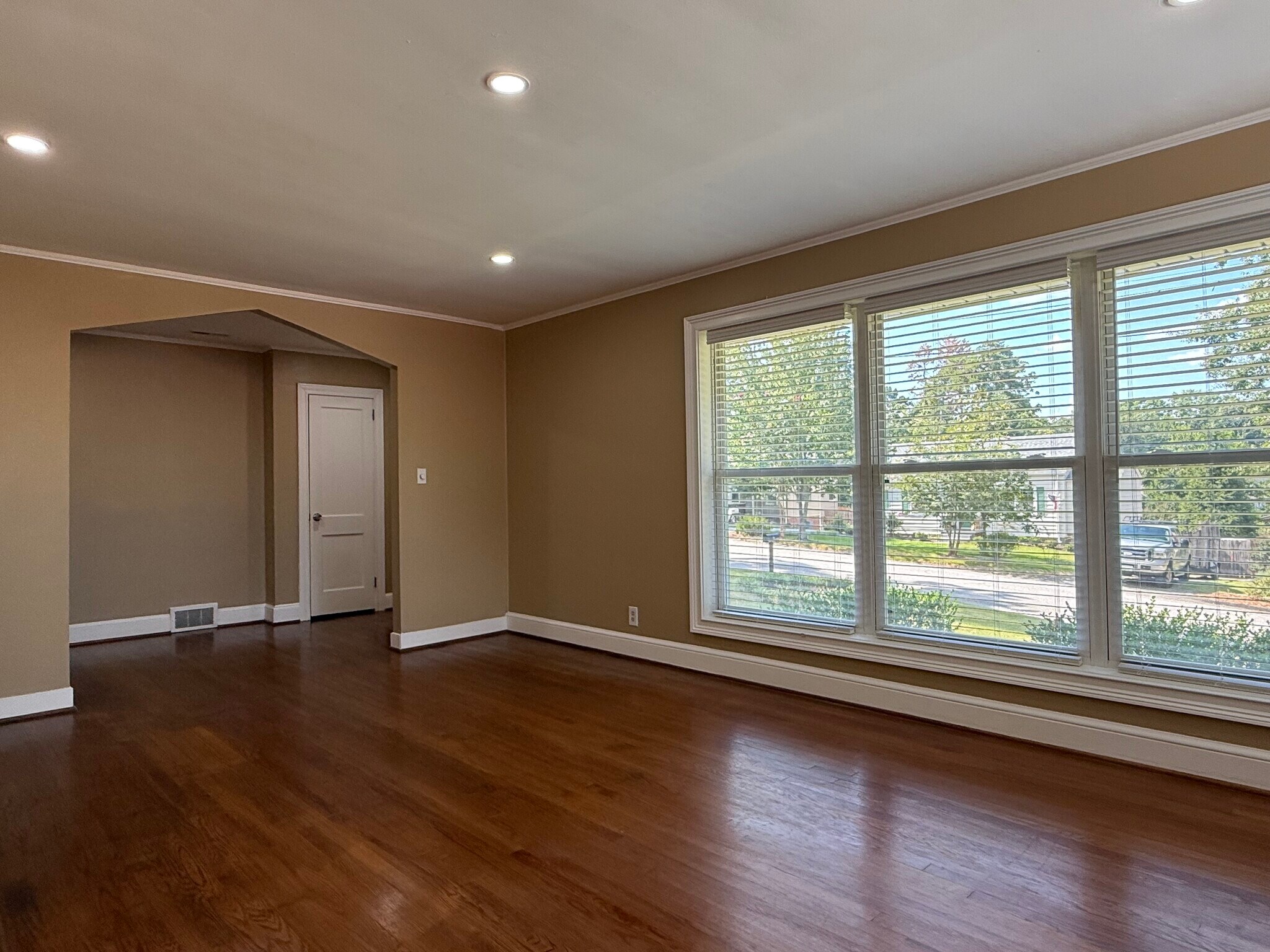 Large Floor to Ceiling Windows in Great Room provide plenty of natural light - 18 Waters Ave