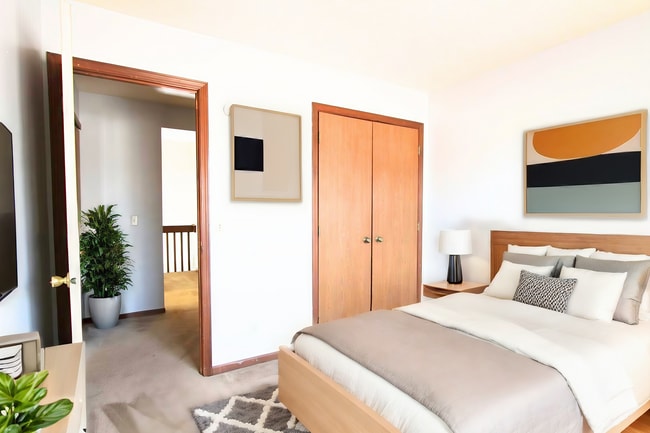 Building Photo - Spacious Living Room