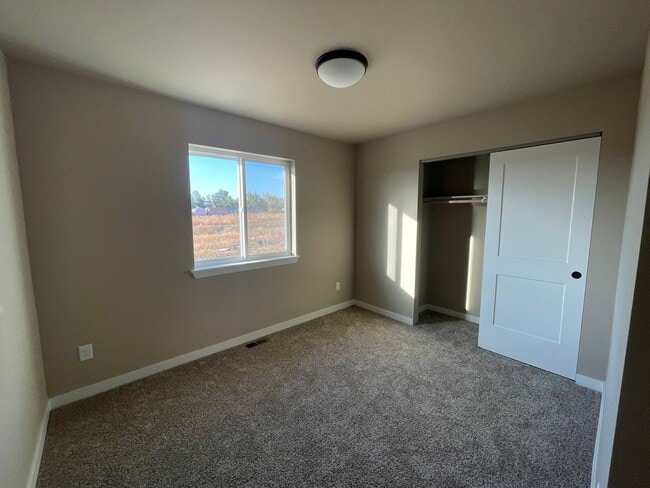 Building Photo - Located in Tieton!