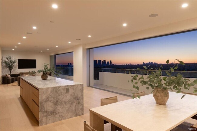 Building Photo - 838 N Doheny Dr