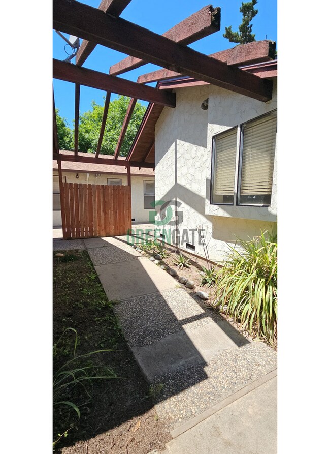 Building Photo - 3509-3511 Dragoo Park Dr.