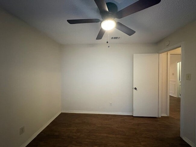 Building Photo - Charming 3 Bedroom Home!!
