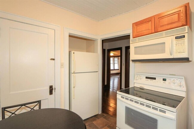 Building Photo - Sycamore Twp - Charming 2 bed 1 bath bungalow