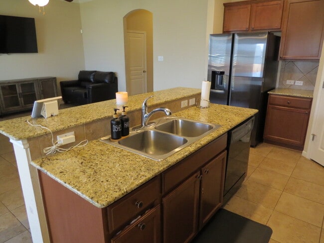 Building Photo - "Charming 4-Bed Oasis with Granite Touches...