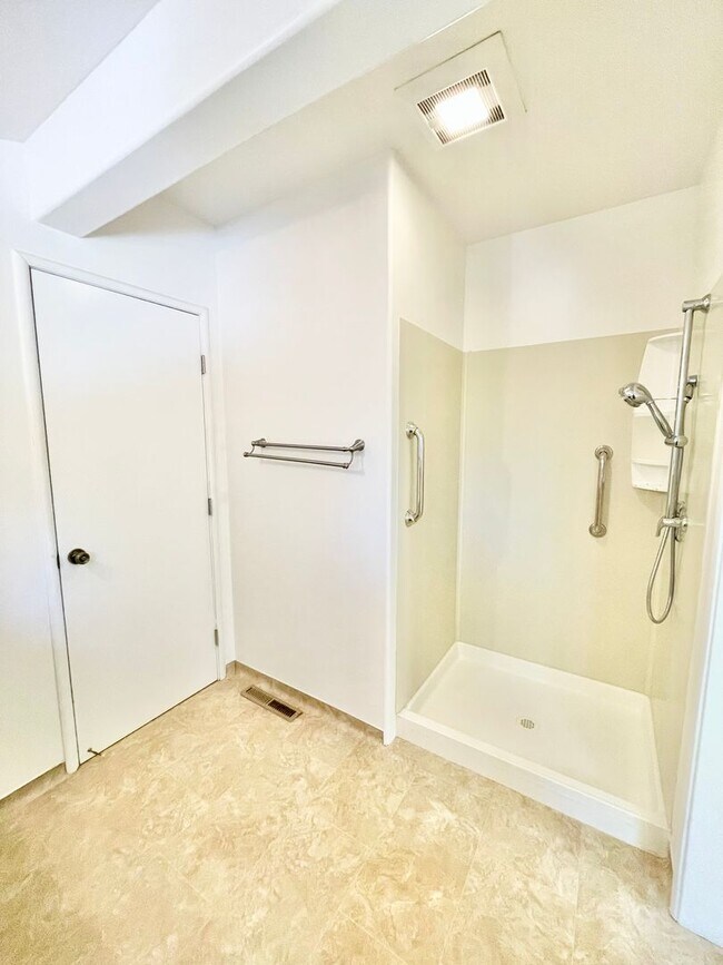 Building Photo - $3,900/month – Rare Country Feel on an Expansive Lot in One of Santa Rosa's Desirable Neighborhoods!