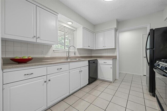 Building Photo - 1010 Red Cliff Dr