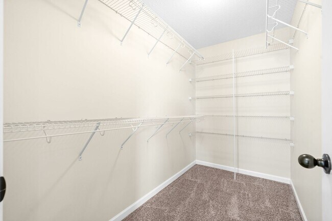 Building Photo - Pet Friendly Four Bedroom with Bonus!