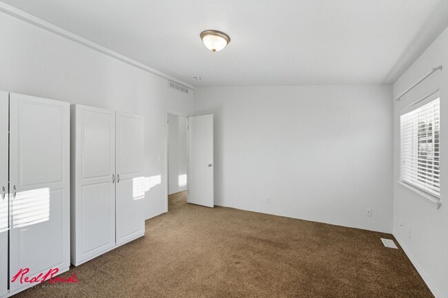 Building Photo - Single-Level 2 Bedroom Home in Washington 55+ Community!