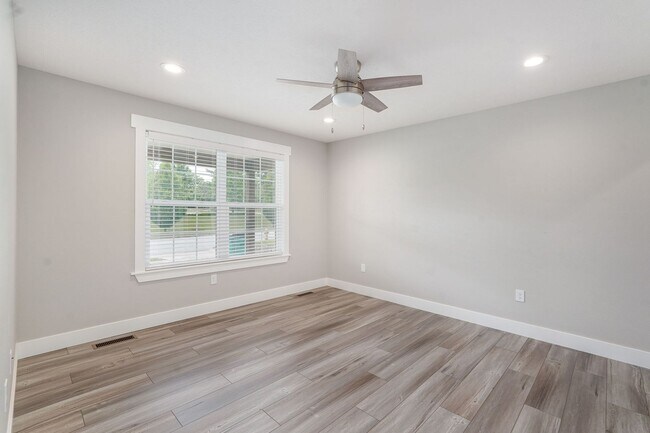 Building Photo - 1120 N Clay Ave