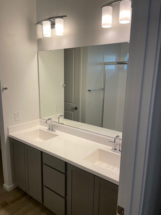 Building Photo - 901 S Smith Rd