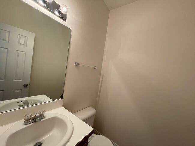 Building Photo - Colonial Style Townhouse