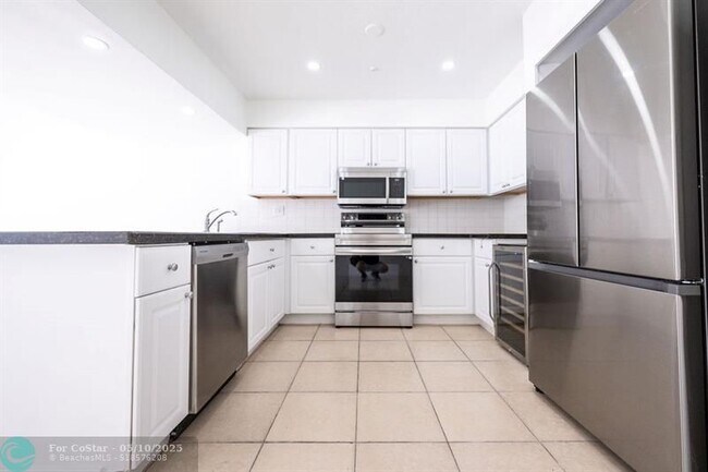 Building Photo - 928 Orange Isle