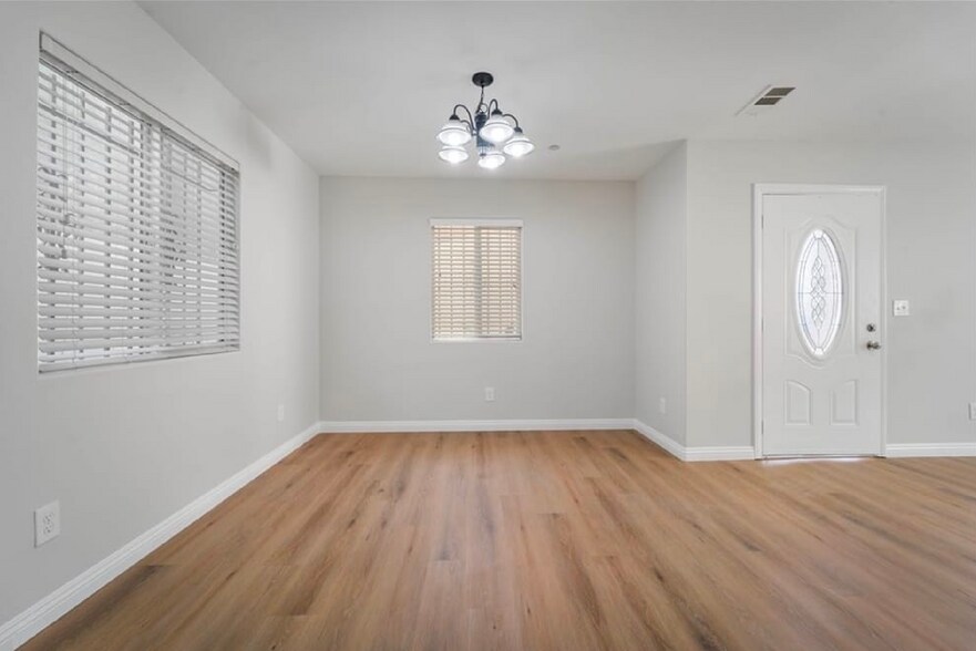 Building Photo - 10306 S Main St