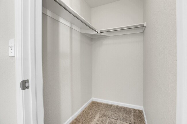 Building Photo - $2,350.00, 3 Bed, 2 bathroom located in De...