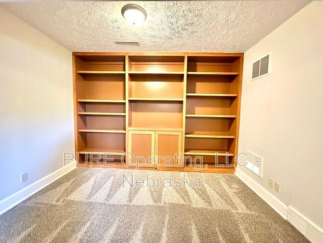 Building Photo - 8108 S 152nd Ave