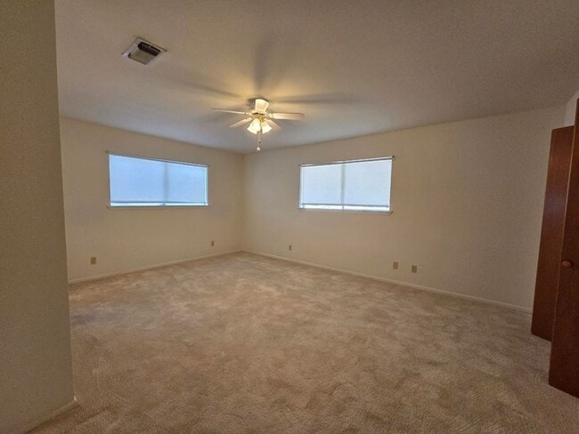 Building Photo - FOR LEASE!!