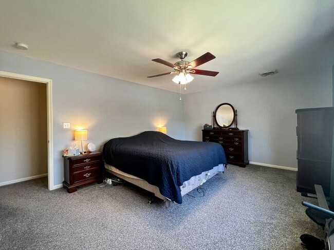 Building Photo - $2,800 | 4 Bedrooms 2.5 Bathrooms | Pet Fr...