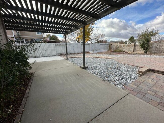 Building Photo - MOVE IN SPECIAL!! DEPOSIT MOVES YOU IN!!!