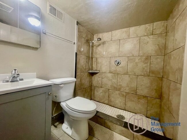 Building Photo - Downstairs Duplex Delight!