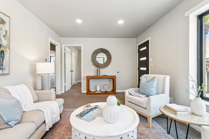 Building Photo - 983 N Poinsettia Dr